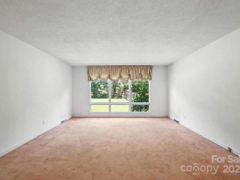 13909 Idlewild Road, Matthews, NC 28105.  MLS# CAR4272282, YatesRealty ID 25933. Flex room