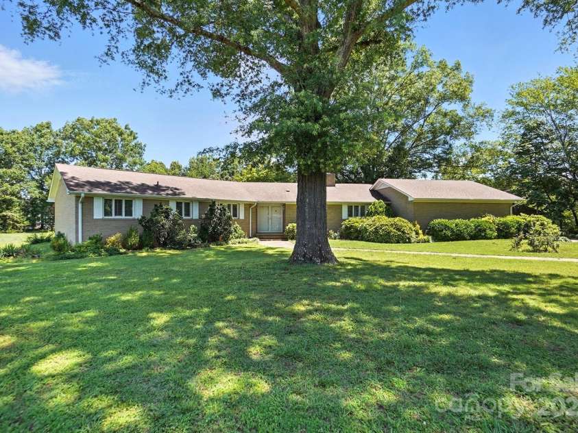 13909 Idlewild Road, Matthews, NC 28105.  MLS# CAR4272282, YatesRealty ID 25933. Front of home