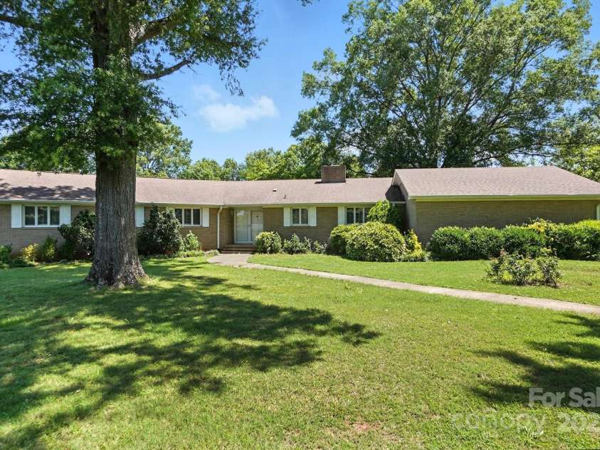 13909 Idlewild Road, Matthews, NC 28105.  MLS# CAR4272282, YatesRealty ID 25933. Front of home