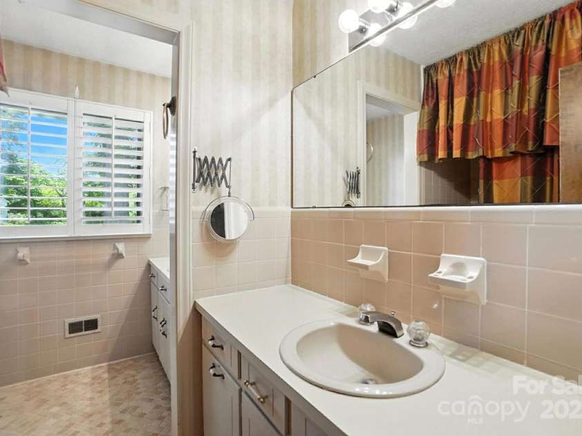 13909 Idlewild Road, Matthews, NC 28105.  MLS# CAR4272282, YatesRealty ID 25933. Hall Bathroom