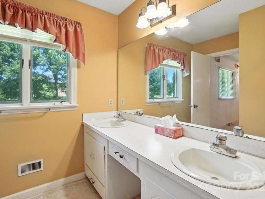 13909 Idlewild Road, Matthews, NC 28105.  MLS# CAR4272282, YatesRealty ID 25933. Master Bathroom