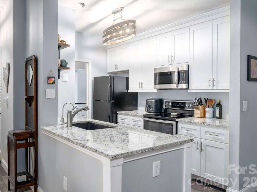 600 Vista Lake Drive, Candler, NC 28715.  MLS# CAR4318496, YatesRealty ID 25933. Beautiful Countertops