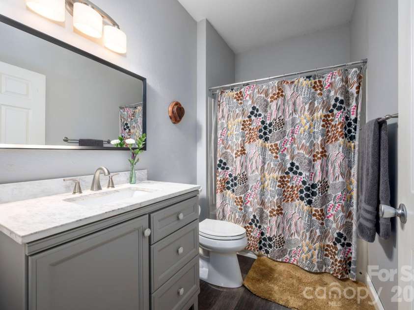600 Vista Lake Drive, Candler, NC 28715.  MLS# CAR4318496, YatesRealty ID 25933. Second Bathroom