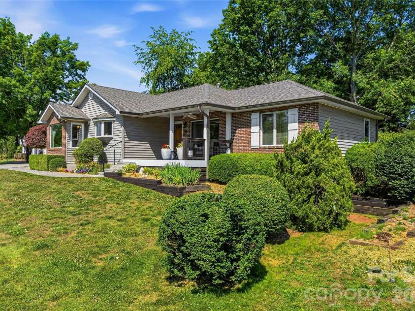 51 White Pine Circle, Fletcher, NC 28732.  MLS# CAR4380426, YatesRealty ID 25934. 