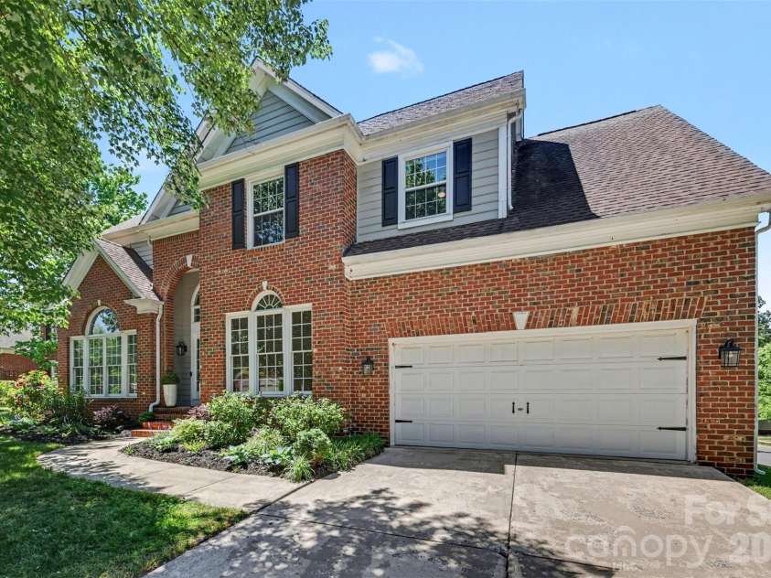 6213 Knightsgate Court, Charlotte, NC 28269.  MLS# CAR4370550, YatesRealty ID 25935. 