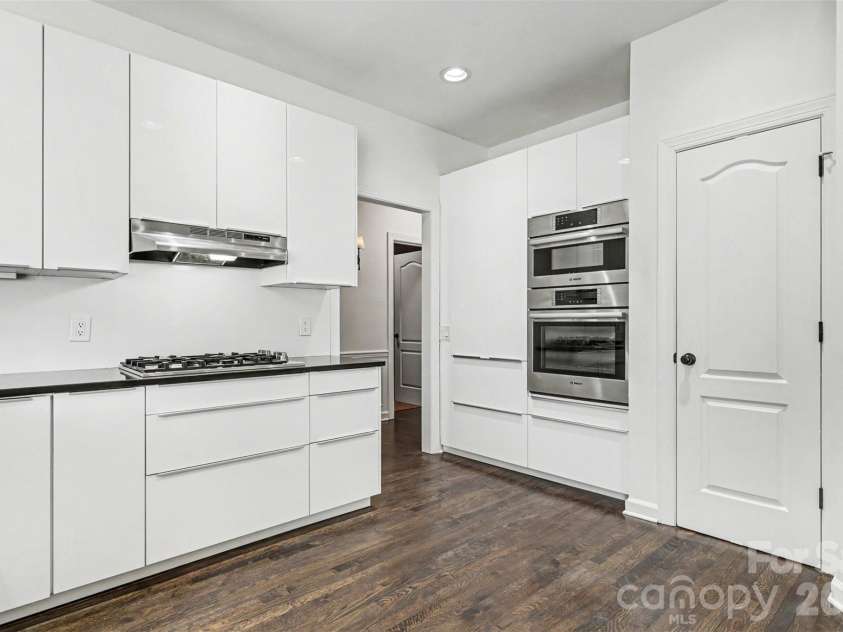 6213 Knightsgate Court, Charlotte, NC 28269.  MLS# CAR4370550, YatesRealty ID 25935. 