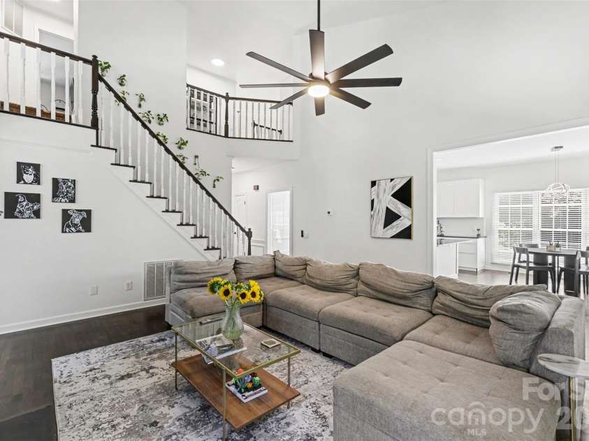 6213 Knightsgate Court, Charlotte, NC 28269.  MLS# CAR4370550, YatesRealty ID 25935. 