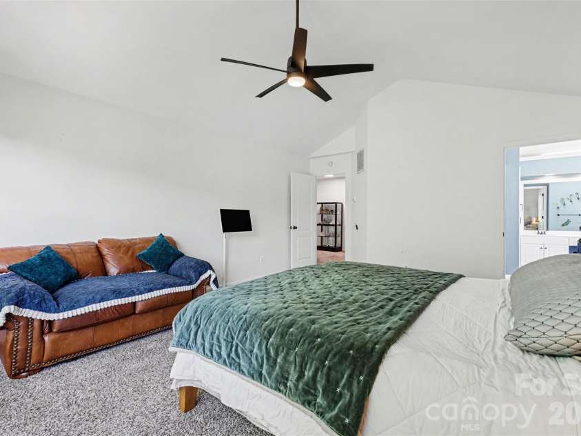 6213 Knightsgate Court, Charlotte, NC 28269.  MLS# CAR4370550, YatesRealty ID 25935. 