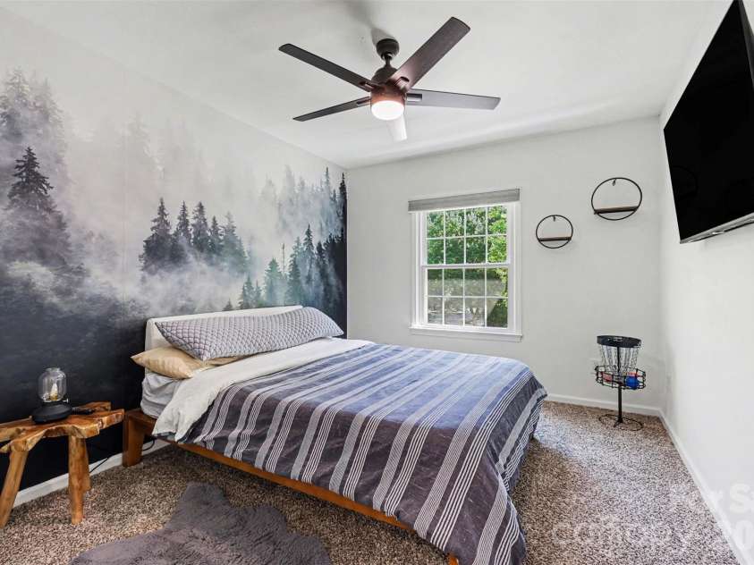 6213 Knightsgate Court, Charlotte, NC 28269.  MLS# CAR4370550, YatesRealty ID 25935. 