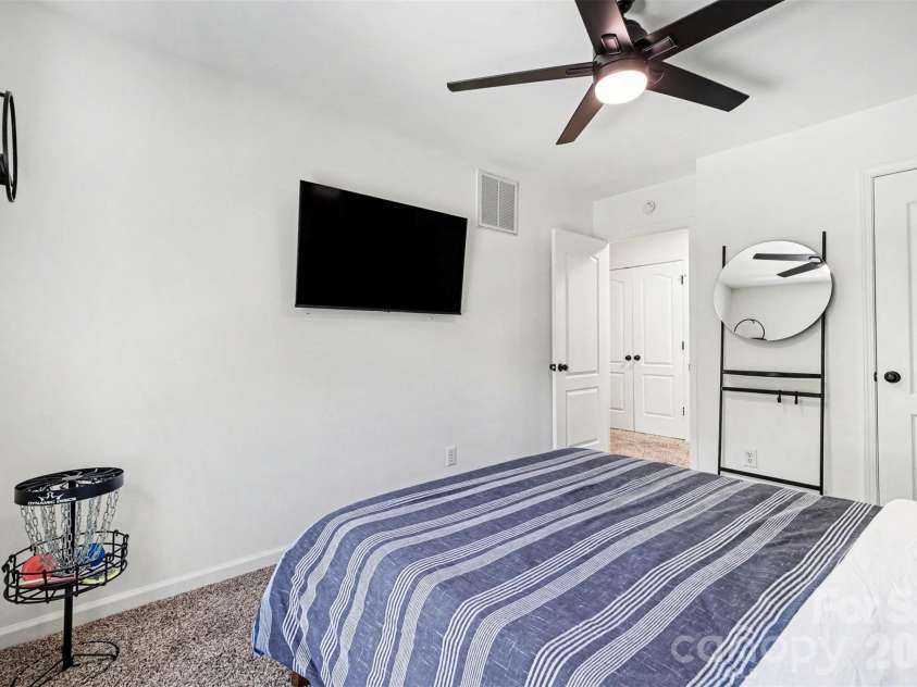 6213 Knightsgate Court, Charlotte, NC 28269.  MLS# CAR4370550, YatesRealty ID 25935. 