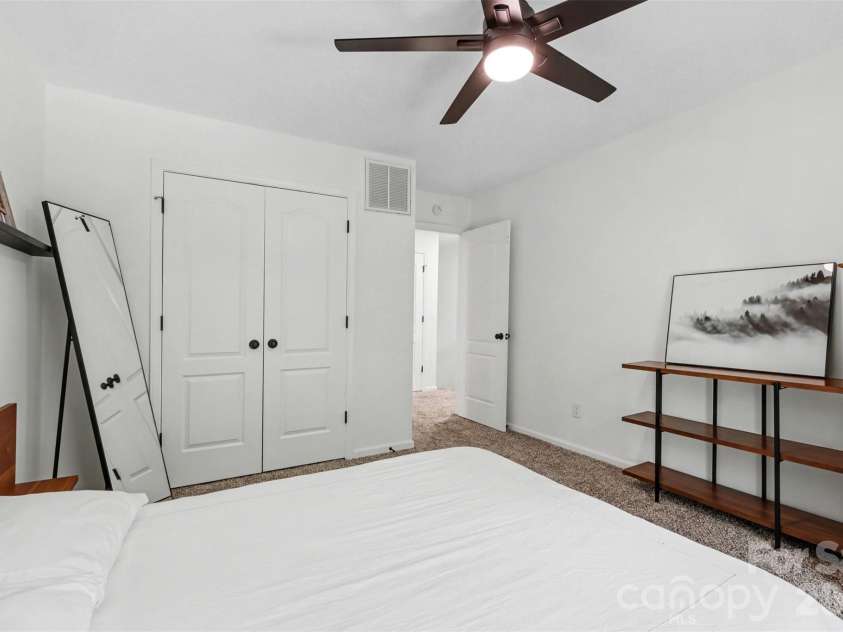 6213 Knightsgate Court, Charlotte, NC 28269.  MLS# CAR4370550, YatesRealty ID 25935. 