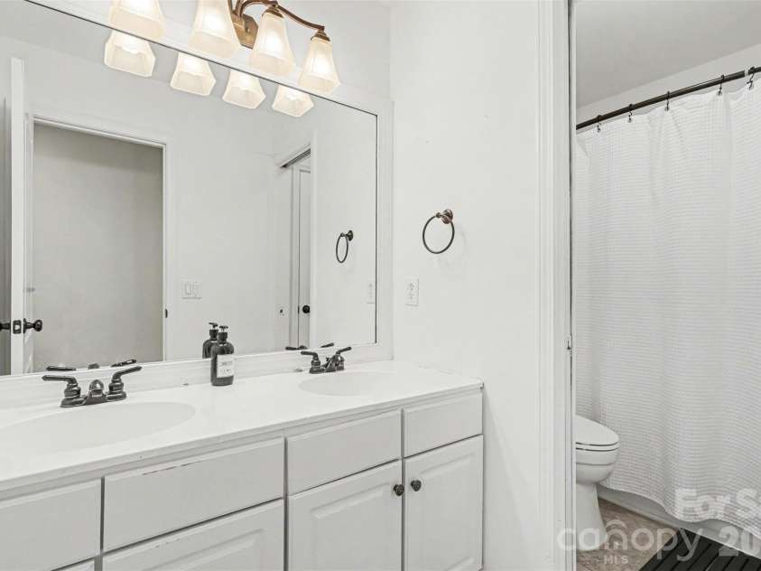 6213 Knightsgate Court, Charlotte, NC 28269.  MLS# CAR4370550, YatesRealty ID 25935. 