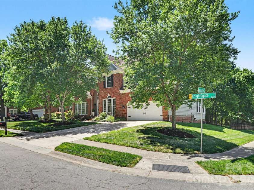 6213 Knightsgate Court, Charlotte, NC 28269.  MLS# CAR4370550, YatesRealty ID 25935. 