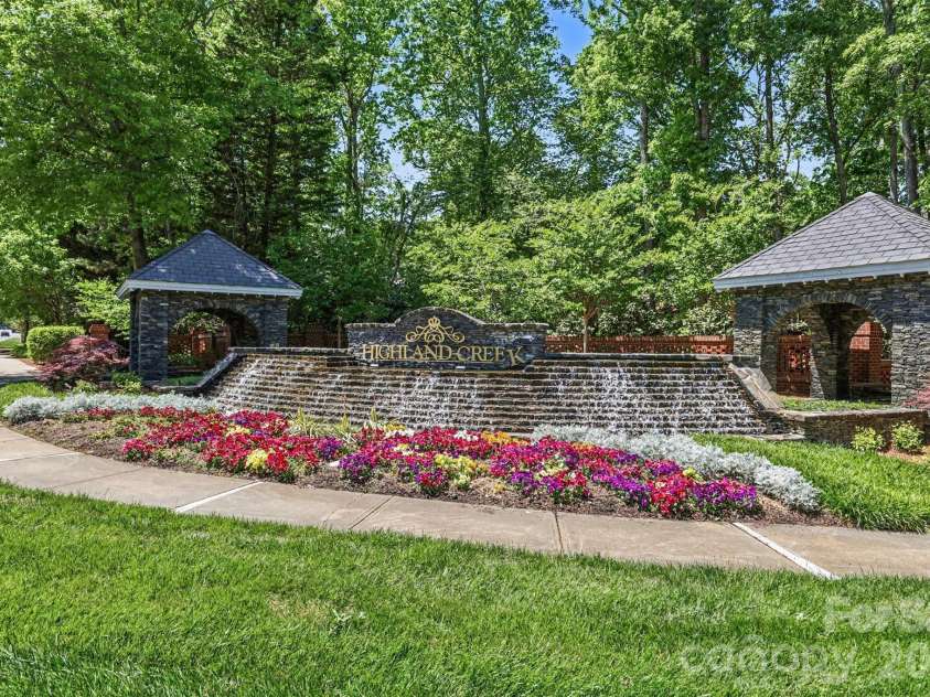 6213 Knightsgate Court, Charlotte, NC 28269.  MLS# CAR4370550, YatesRealty ID 25935. 