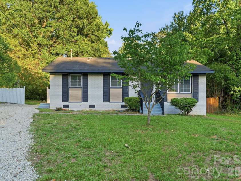 364 Leafmore Drive, Charlotte, NC 28213.  MLS# CAR4384246, YatesRealty ID 25936. Front of home.
