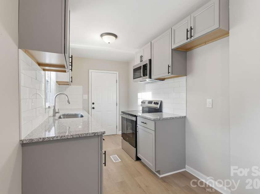 364 Leafmore Drive, Charlotte, NC 28213.  MLS# CAR4384246, YatesRealty ID 25936. Second shot of your updated kitchen.