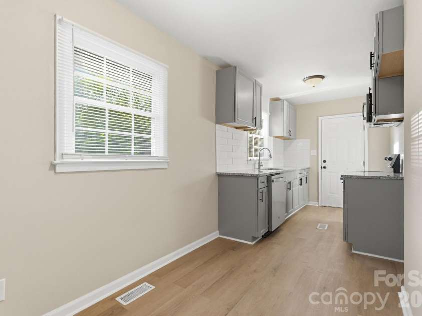364 Leafmore Drive, Charlotte, NC 28213.  MLS# CAR4384246, YatesRealty ID 25936. Walking over to your updated kitchen. Emphasis here is on dining area that could be set on the left under the pictured window.