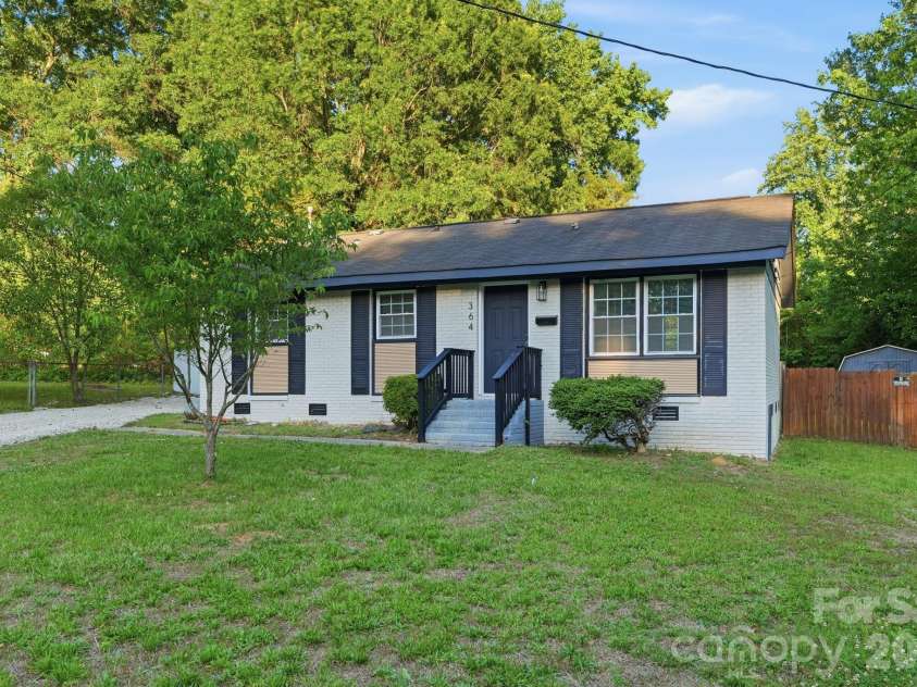 364 Leafmore Drive, Charlotte, NC 28213.  MLS# CAR4384246, YatesRealty ID 25936. WELCOME HOME to 364 Leafmore Dr!!