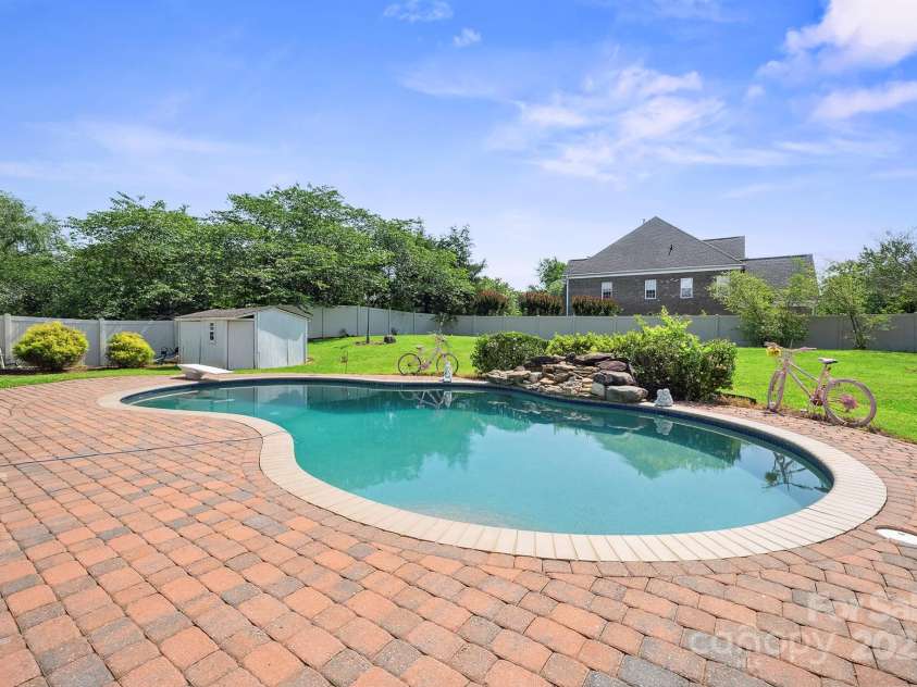 12004 New Bond Drive, Huntersville, NC 28078.  MLS# CAR4273141, YatesRealty ID 25938. 