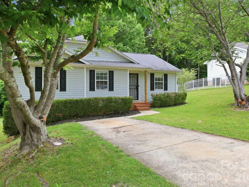 1221 Capps Hollow Drive, Charlotte, NC 28216.  MLS# CAR4378242, YatesRealty ID 25939. 