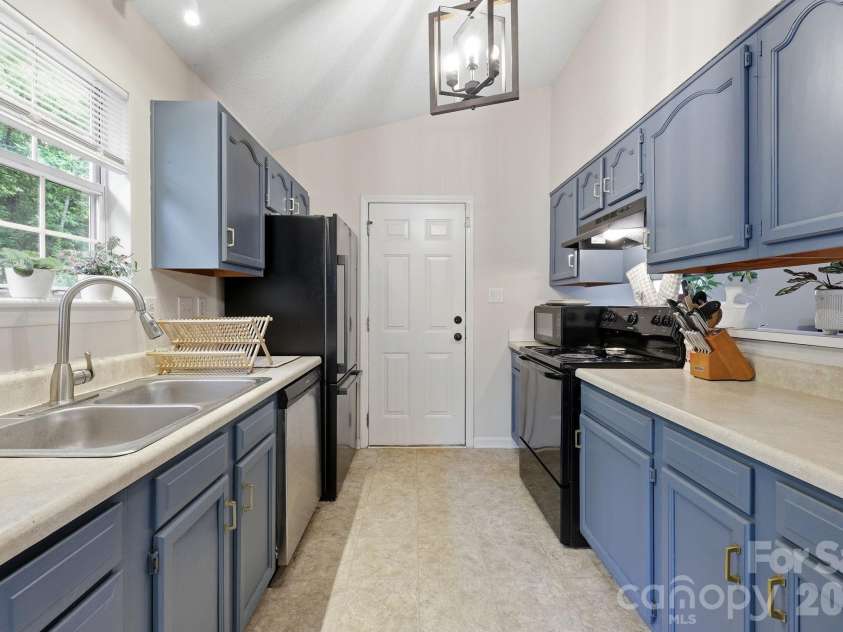 1221 Capps Hollow Drive, Charlotte, NC 28216.  MLS# CAR4378242, YatesRealty ID 25939. 