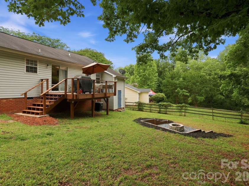 1221 Capps Hollow Drive, Charlotte, NC 28216.  MLS# CAR4378242, YatesRealty ID 25939. 