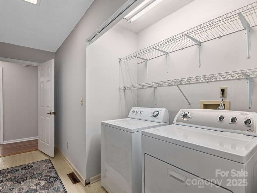 189 Cove Loop Road, Hendersonville, NC 28739.  MLS# CAR4274408, YatesRealty ID 25939. 