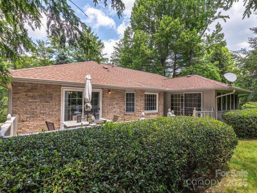 189 Cove Loop Road, Hendersonville, NC 28739.  MLS# CAR4274408, YatesRealty ID 25939. 