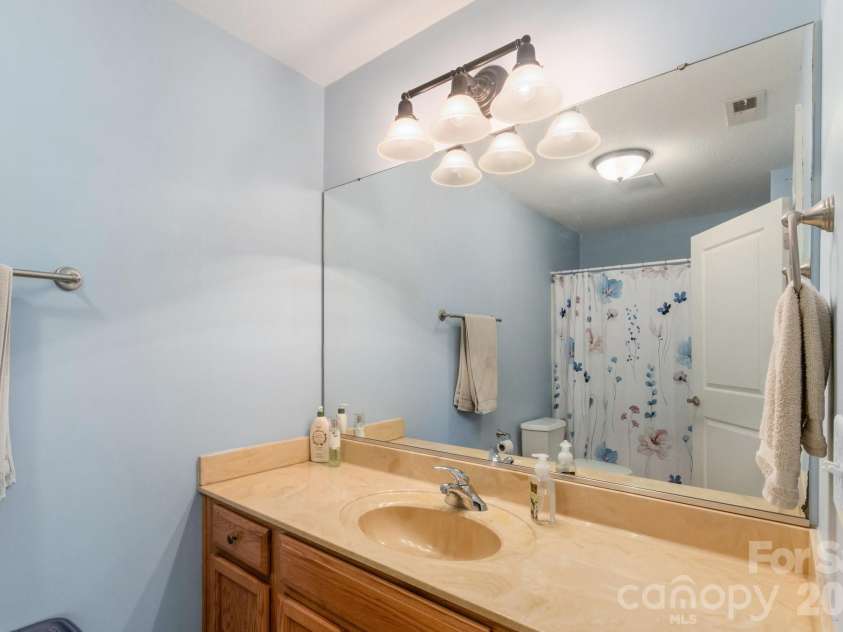 94 Foxden Drive, Fletcher, NC 28732.  MLS# CAR4364312, YatesRealty ID 25941. Primary en suite is very good size