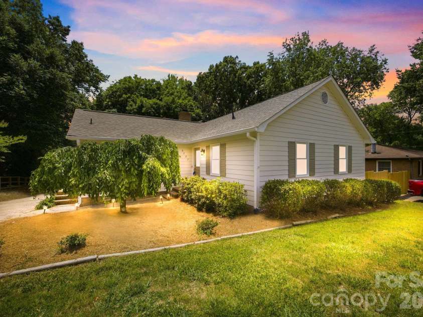 6727 Glenmoor Drive, Charlotte, NC 28214.  MLS# CAR4383760, YatesRealty ID 25943. 