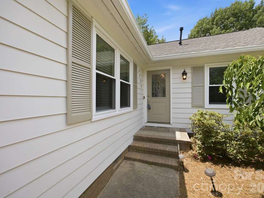 6727 Glenmoor Drive, Charlotte, NC 28214.  MLS# CAR4383760, YatesRealty ID 25943. 