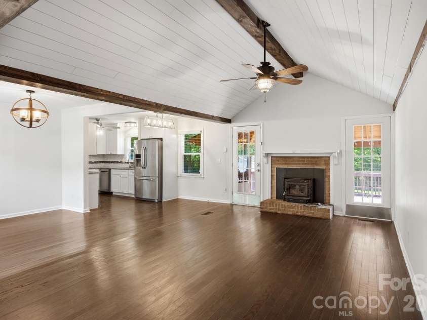 6727 Glenmoor Drive, Charlotte, NC 28214.  MLS# CAR4383760, YatesRealty ID 25943. 