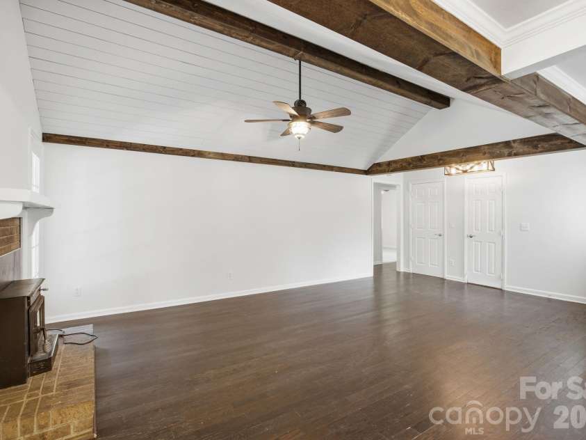 6727 Glenmoor Drive, Charlotte, NC 28214.  MLS# CAR4383760, YatesRealty ID 25943. 