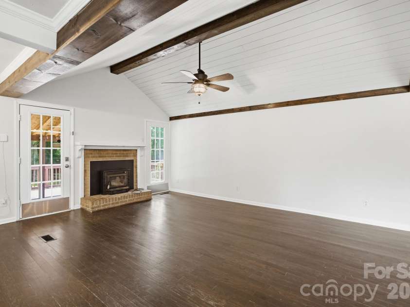 6727 Glenmoor Drive, Charlotte, NC 28214.  MLS# CAR4383760, YatesRealty ID 25943. 
