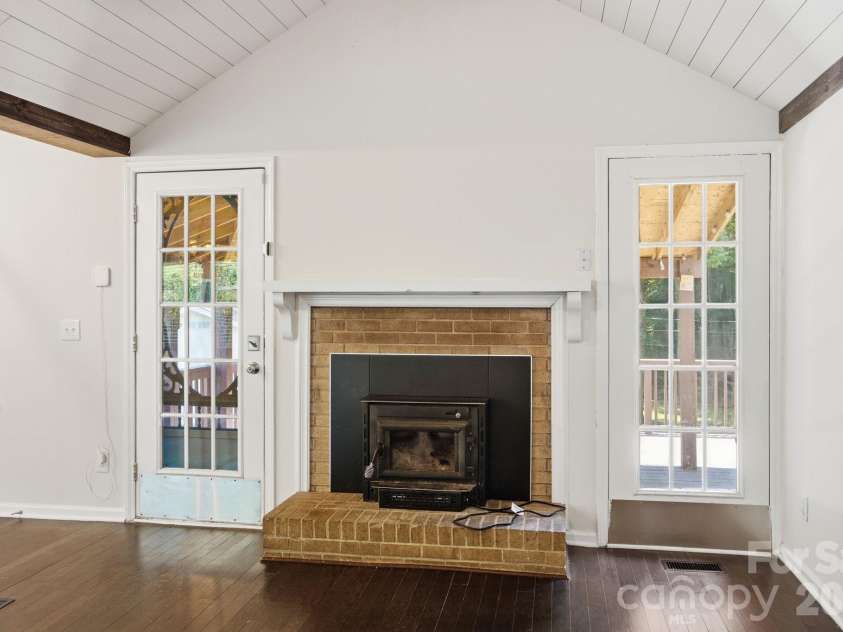 6727 Glenmoor Drive, Charlotte, NC 28214.  MLS# CAR4383760, YatesRealty ID 25943. 