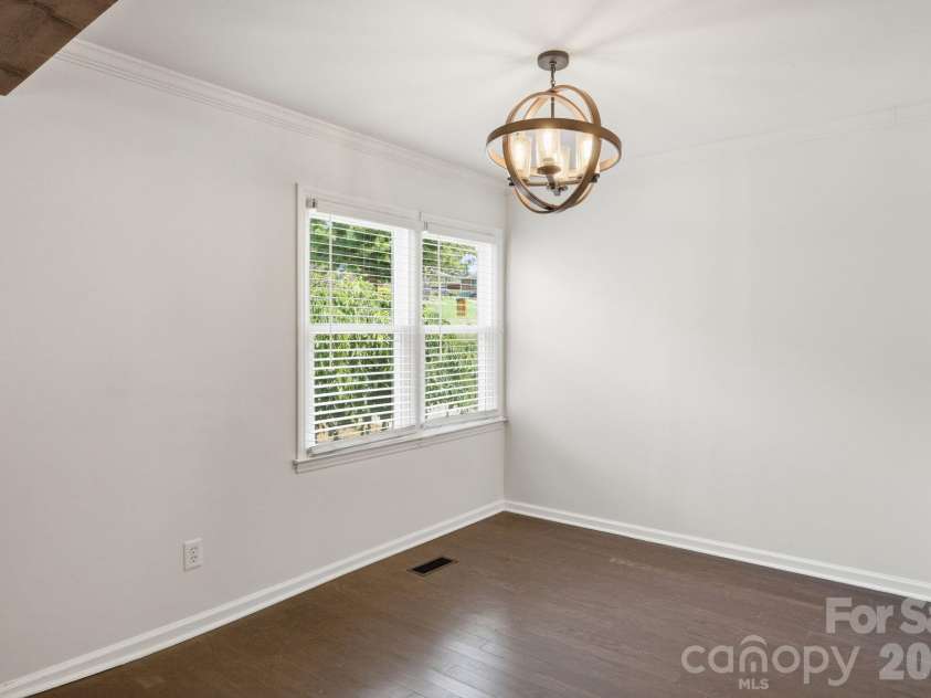 6727 Glenmoor Drive, Charlotte, NC 28214.  MLS# CAR4383760, YatesRealty ID 25943. 