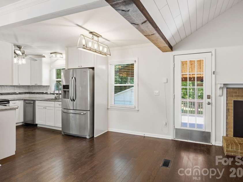 6727 Glenmoor Drive, Charlotte, NC 28214.  MLS# CAR4383760, YatesRealty ID 25943. 