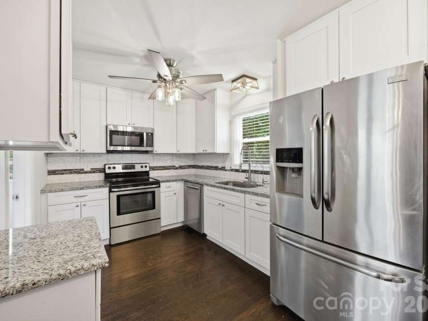 6727 Glenmoor Drive, Charlotte, NC 28214.  MLS# CAR4383760, YatesRealty ID 25943. 