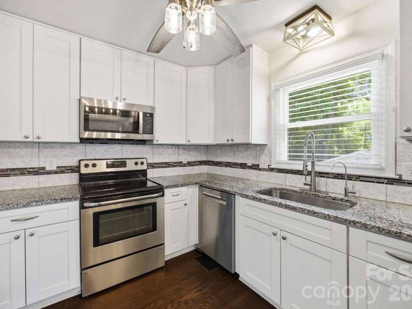 6727 Glenmoor Drive, Charlotte, NC 28214.  MLS# CAR4383760, YatesRealty ID 25943. 