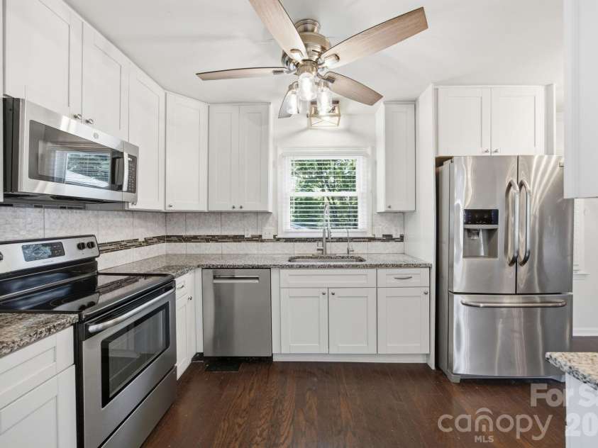 6727 Glenmoor Drive, Charlotte, NC 28214.  MLS# CAR4383760, YatesRealty ID 25943. 