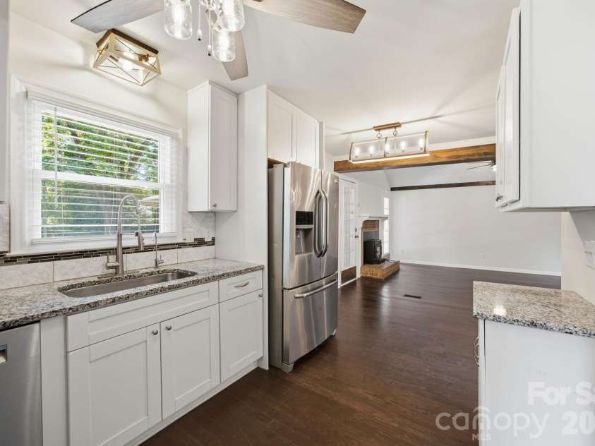 6727 Glenmoor Drive, Charlotte, NC 28214.  MLS# CAR4383760, YatesRealty ID 25943. 