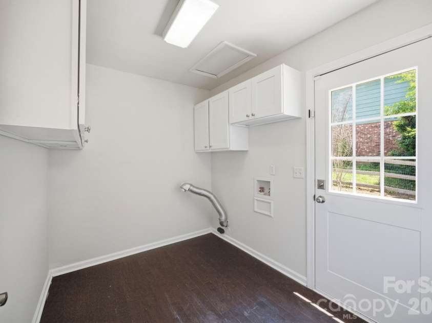 6727 Glenmoor Drive, Charlotte, NC 28214.  MLS# CAR4383760, YatesRealty ID 25943. 