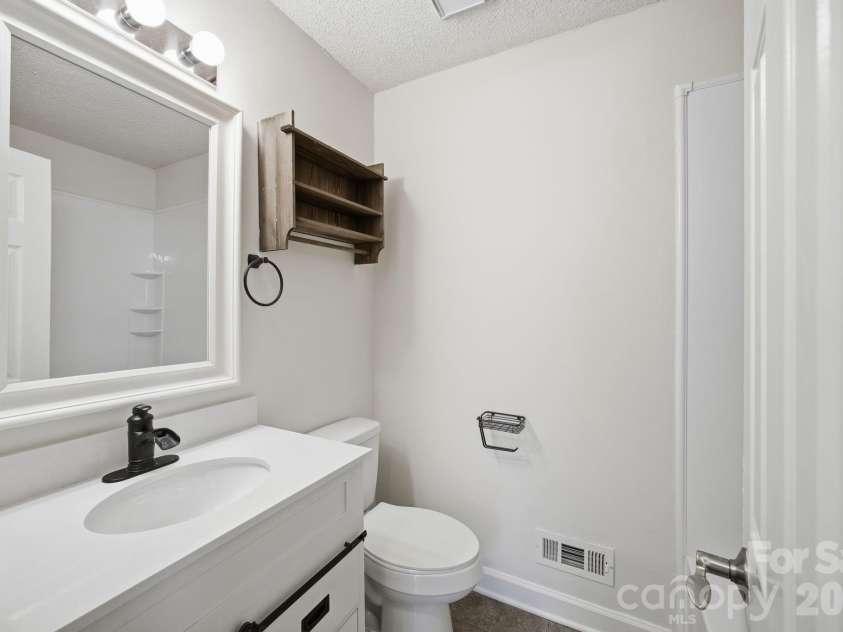6727 Glenmoor Drive, Charlotte, NC 28214.  MLS# CAR4383760, YatesRealty ID 25943. 