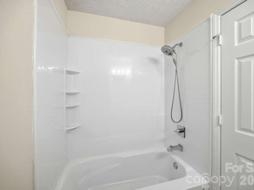 6727 Glenmoor Drive, Charlotte, NC 28214.  MLS# CAR4383760, YatesRealty ID 25943. 