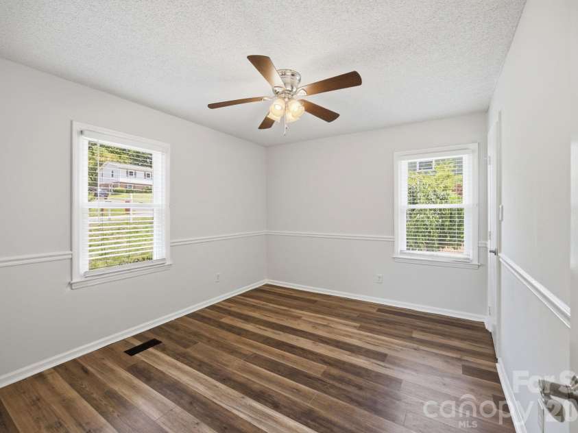 6727 Glenmoor Drive, Charlotte, NC 28214.  MLS# CAR4383760, YatesRealty ID 25943. 
