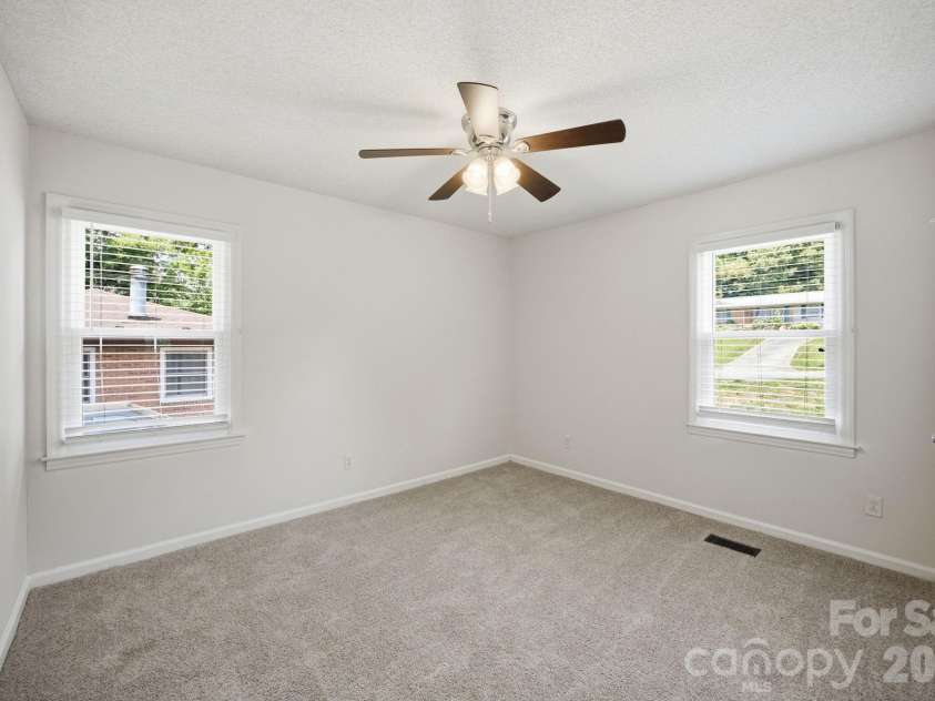 6727 Glenmoor Drive, Charlotte, NC 28214.  MLS# CAR4383760, YatesRealty ID 25943. 
