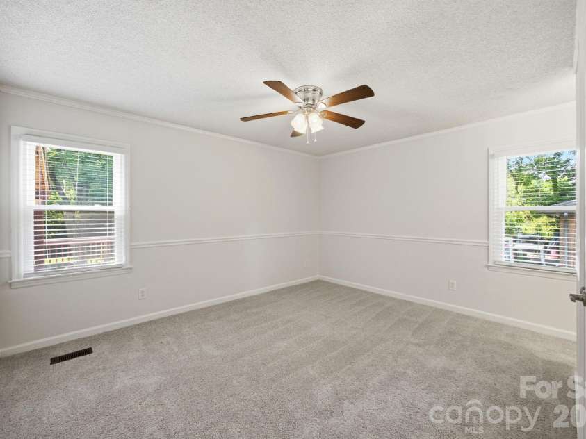 6727 Glenmoor Drive, Charlotte, NC 28214.  MLS# CAR4383760, YatesRealty ID 25943. 