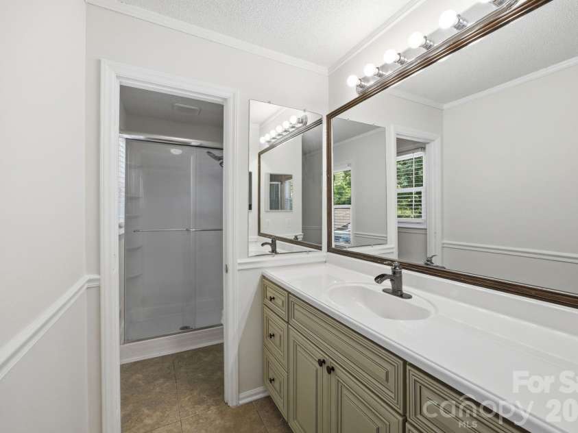 6727 Glenmoor Drive, Charlotte, NC 28214.  MLS# CAR4383760, YatesRealty ID 25943. 