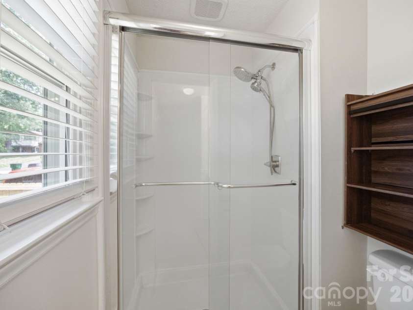 6727 Glenmoor Drive, Charlotte, NC 28214.  MLS# CAR4383760, YatesRealty ID 25943. 