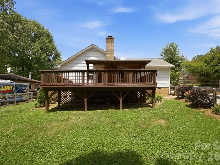 6727 Glenmoor Drive, Charlotte, NC 28214.  MLS# CAR4383760, YatesRealty ID 25943. 